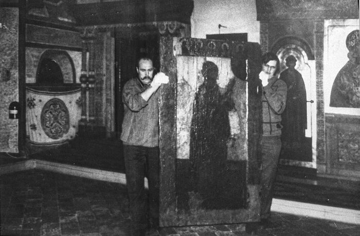 Монтаж экспозиции в Княгигином монастыре. 1990-е гг. Монтаж экспозиции в Княгигином монастыре. 1990-е гг.